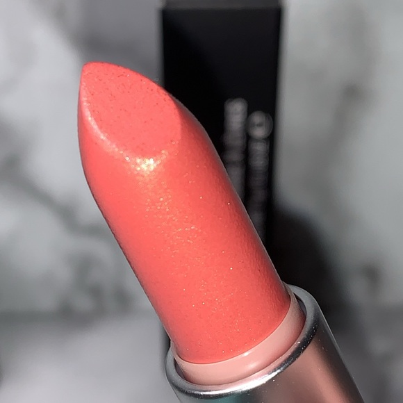A SPRINKLE OF MAGIC Frost Lipstick MAC - Picture 7 of 16